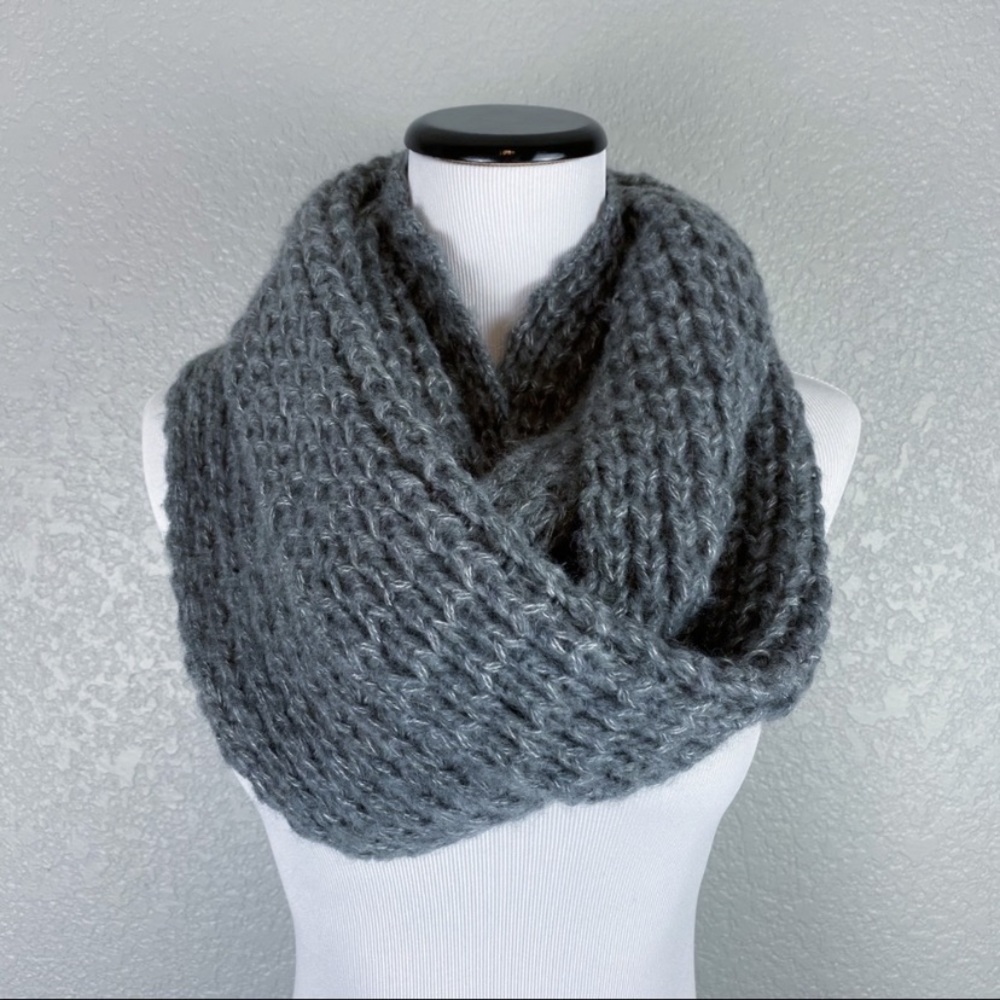 Chunky infinity scarf